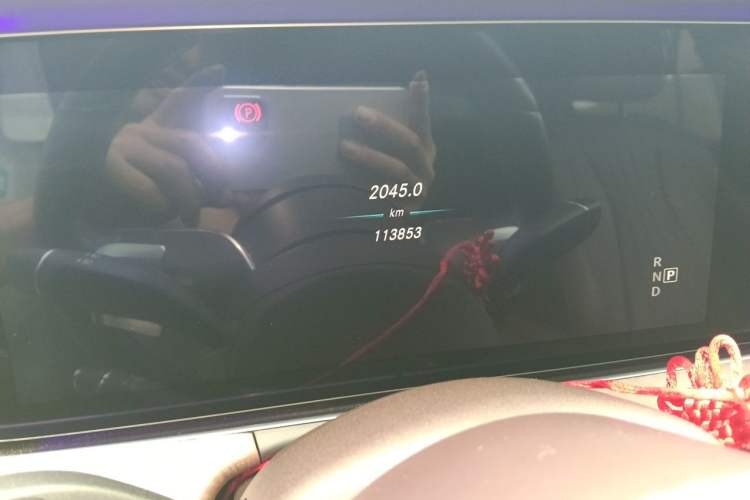 Used Mercedes-Benz E-Class 2016 E 200 L Odometer Close Up