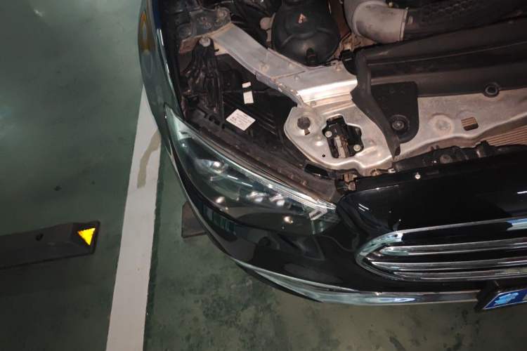Used Mercedes-Benz E-Class 2016 E 300 L Sporty and Stylish Model Right Front Headlight