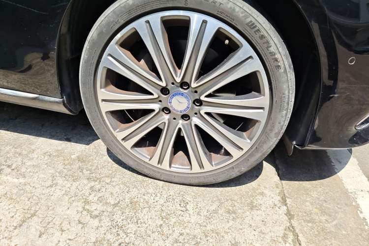 Used Mercedes-Benz E-Class 2016 E 300 L Luxury Model Right Front Wheel Hub
