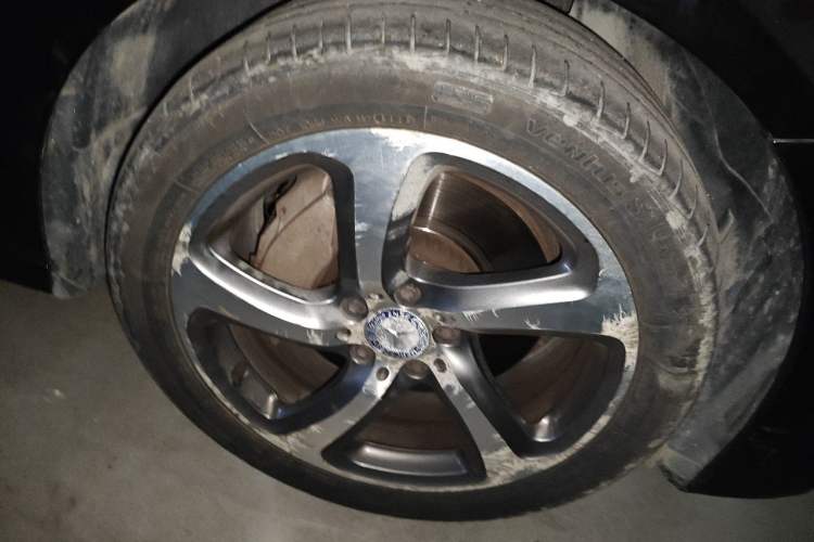 Used Mercedes-Benz E-Class 2016 E 300 L Sporty and Stylish Model Right Front Wheel Hub