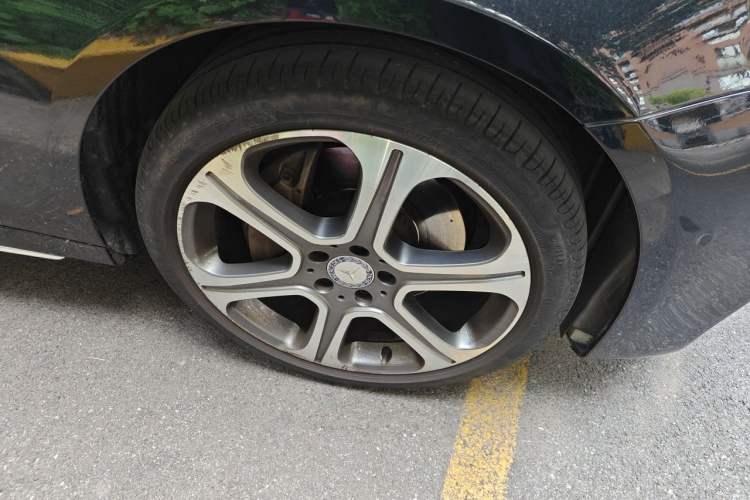 Used Mercedes-Benz E-Class 2016 E 300 L Sporty and Stylish Model Right Front Wheel Hub