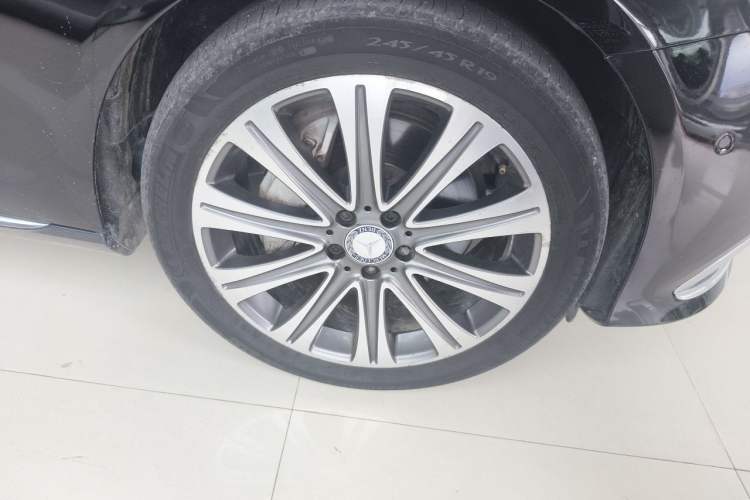 Used Mercedes-Benz E-Class 2016 E 300 L Luxury Model Right Front Wheel Hub