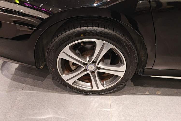 Used Mercedes-Benz E-Class 2016 E 200 L Sport Edition Right Rear Wheel Hub