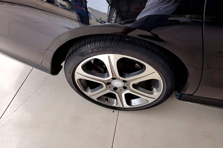 Used Mercedes-Benz E-Class 2016 E 300 L Sporty and Stylish Model Right Rear Wheel Hub