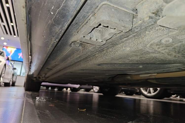 Used Mercedes-Benz E-Class 2016 E 200 L Sport Edition Right Side Sill