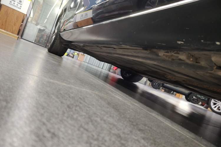 Used Mercedes-Benz E-Class 2016 E 300 L Stylish Model Right Side Sill