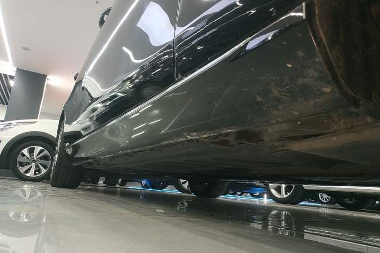 Used Mercedes-Benz E-Class 2016 E 300 L Stylish Model Right Side Sill
