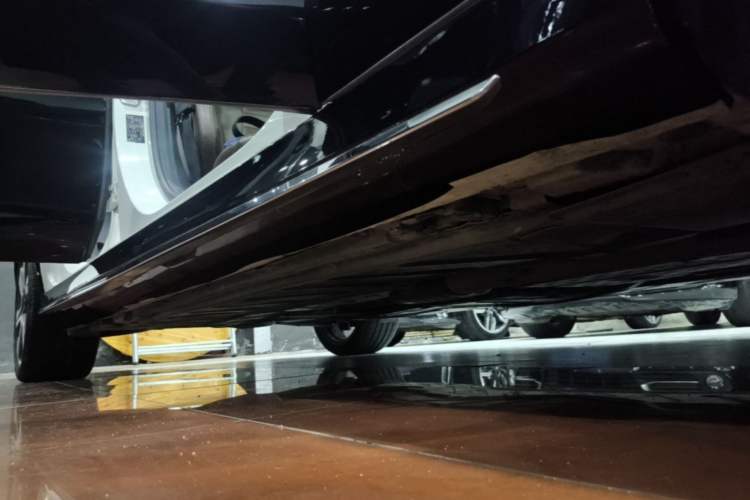 Used Mercedes-Benz E-Class 2016 E 300 L Sporty and Stylish Model Right Side Sill