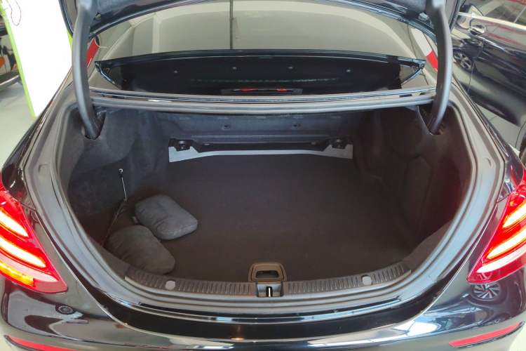 Used Mercedes-Benz E-Class 2016 E 200 L Sport Edition Trunk