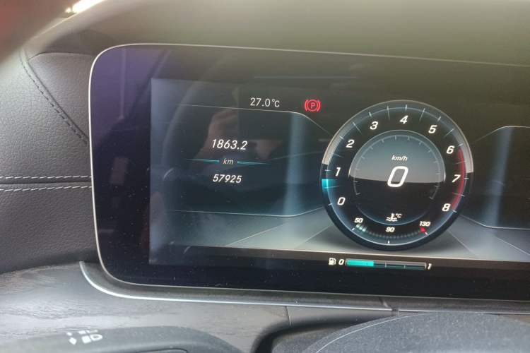 Used Mercedes-Benz E-Class 2016 E 200 L Sport Edition Odometer Close Up