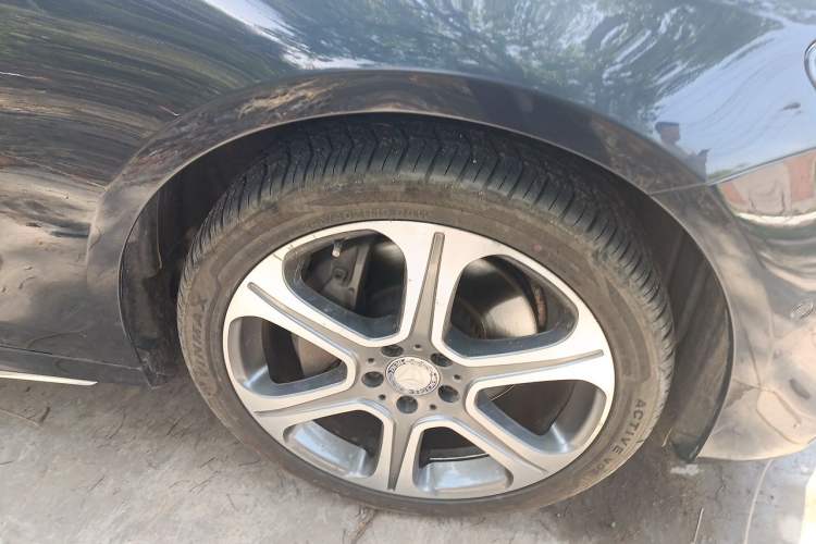 Used Mercedes-Benz E-Class 2016 E 300 L Sporty and Stylish Model Right Front Wheel Hub