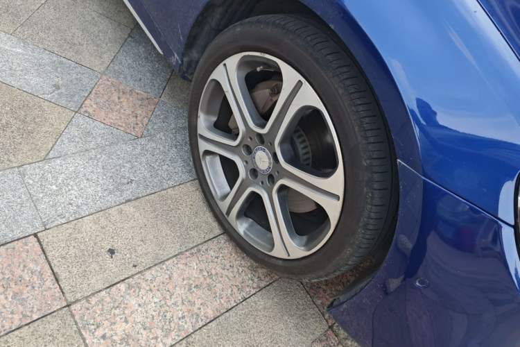 Used Mercedes-Benz E-Class 2016 E 300 L Sporty and Stylish Model Right Front Wheel Hub