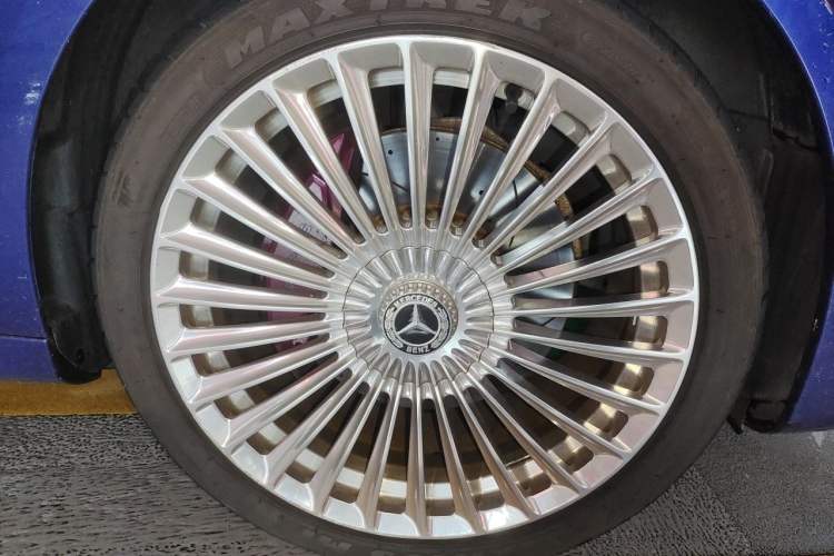 Used Mercedes-Benz E-Class 2016 E 300 L Sporty and Stylish Model Right Front Wheel Hub