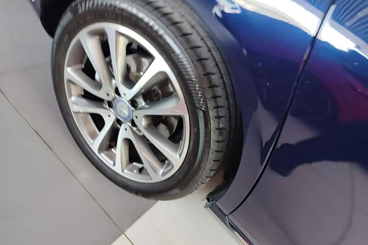 Used Mercedes-Benz E-Class 2016 E 300 L Stylish Model Right Rear Wheel Hub