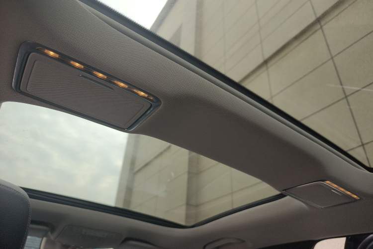 Used Mercedes-Benz E-Class 2016 E 300 L Luxury Model Headliner