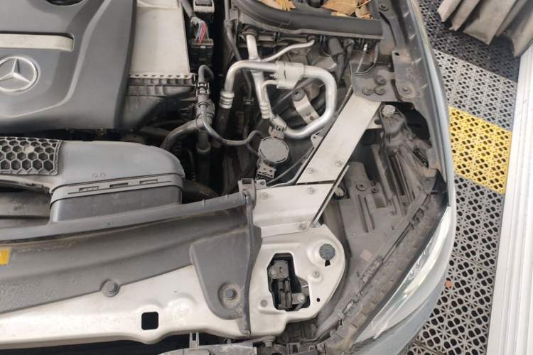 Used Mercedes-Benz E-Class 2016 E 200 L Engine Bay Left