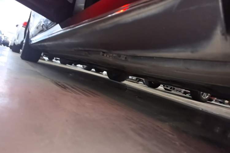 Used Mercedes-Benz E-Class 2016 E 300 L Sporty and Stylish Model Left Side Sill