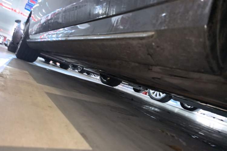 Used Mercedes-Benz E-Class 2016 E 300 L Sporty and Stylish Model Right Side Sill