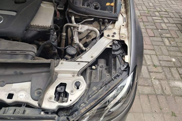 Used Mercedes-Benz E-Class 2016 E 200 L Sport Edition Engine Bay Left