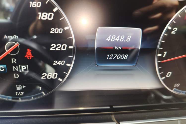 Used Mercedes-Benz E-Class 2016 E 200 L Sport Edition Odometer Close Up