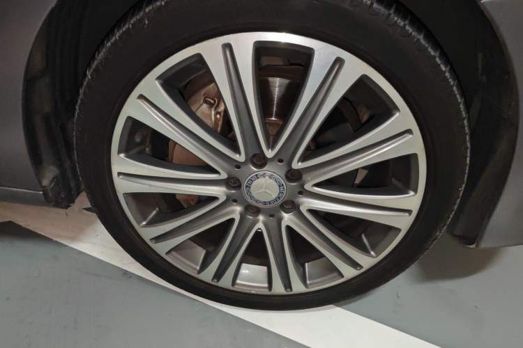 Used Mercedes-Benz E-Class 2016 E 300 L Luxury Model Right Front Wheel Hub
