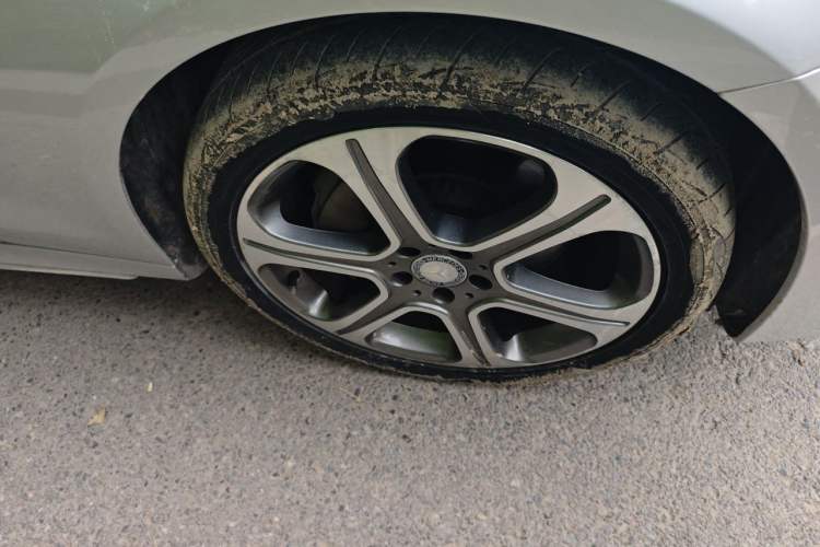 Used Mercedes-Benz E-Class 2016 E 300 L Luxury Model Right Front Wheel Hub