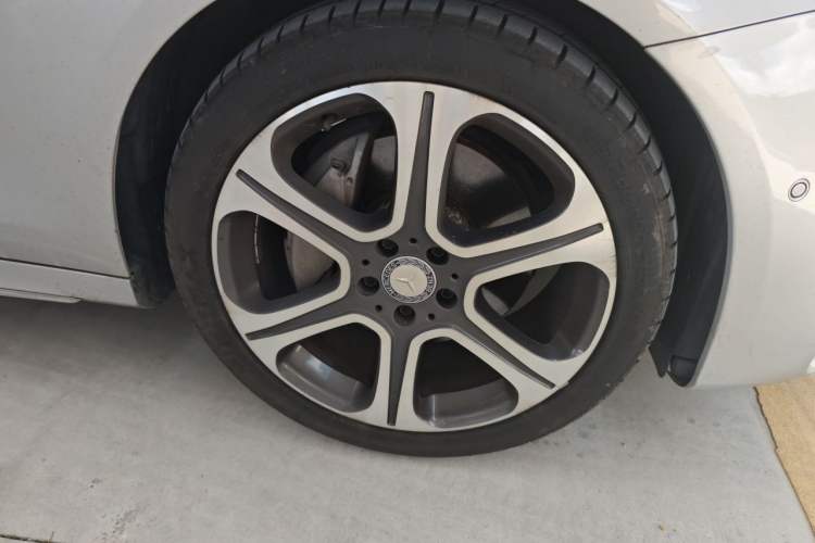 Used Mercedes-Benz E-Class 2016 E 300 L Sporty and Stylish Model Right Front Wheel Hub