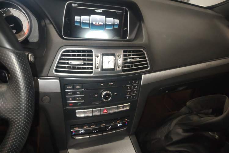 Used Mercedes-Benz E-Class 2016 E 260 Convertible Coupe Dynamic Edition Audio And AC Panel