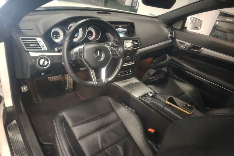 Used Mercedes-Benz E-Class 2016 E 260 Convertible Coupe Dynamic Edition Center Console