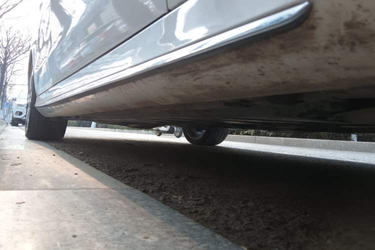 Used Mercedes-Benz E-Class 2016 E 300 L Sporty and Stylish Model Chassis Front Right