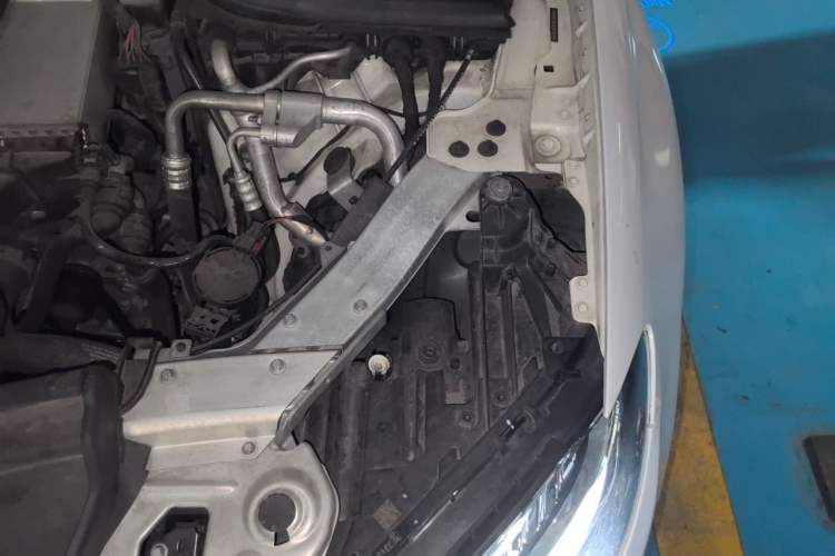 Used Mercedes-Benz E-Class 2016 E 200 L Sport Edition Engine Bay Left
