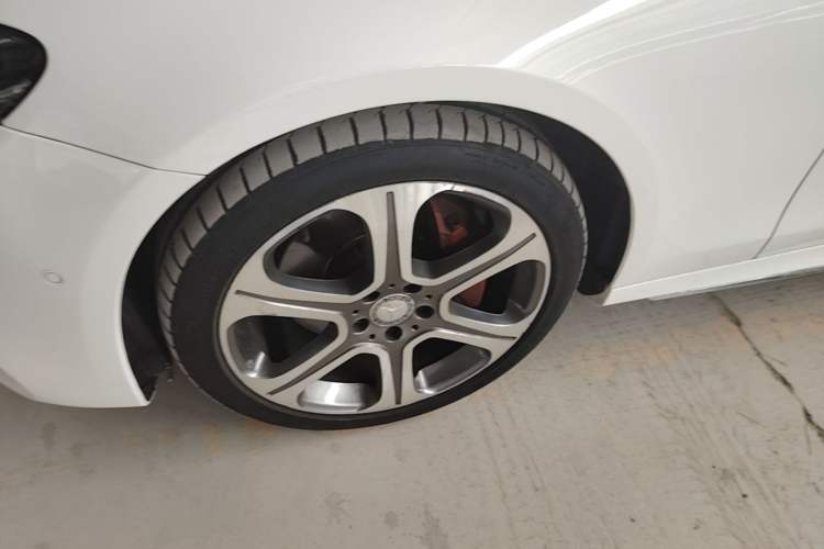 Used Mercedes-Benz E-Class 2016 E 300 L Sporty and Stylish Model Left Front Wheel Hub