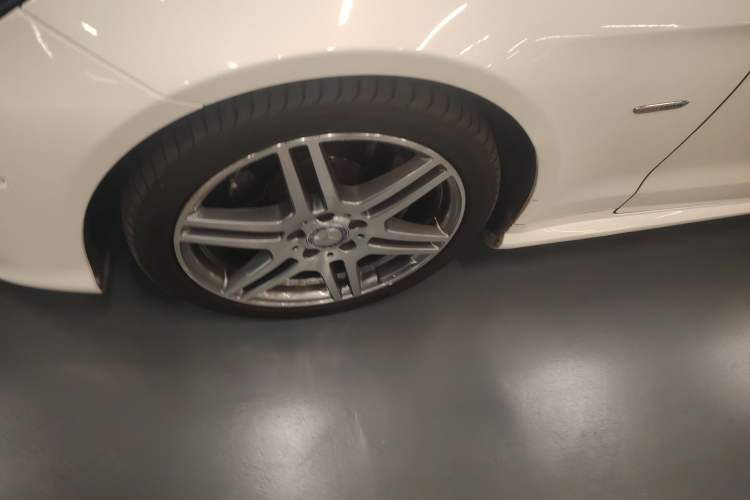 Used Mercedes-Benz E-Class 2016 E 260 Convertible Coupe Dynamic Edition Left Front Wheel Hub