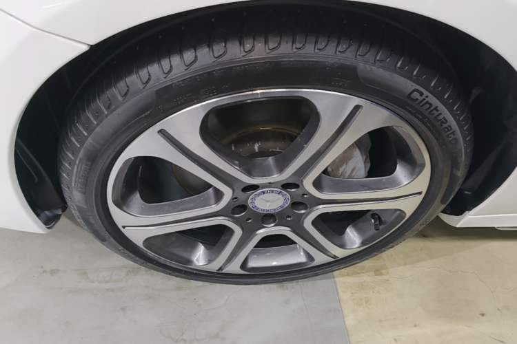 Used Mercedes-Benz E-Class 2016 E 300 L Sporty and Stylish Model Left Front Wheel Hub