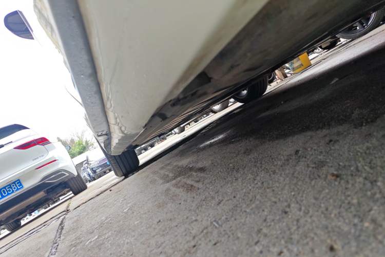 Used Mercedes-Benz E-Class 2016 E 200 L Sport Edition Left Side Sill