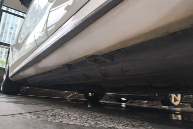 Used Mercedes-Benz E-Class 2016 E 300 L Sport Luxury Model Left Side Sill