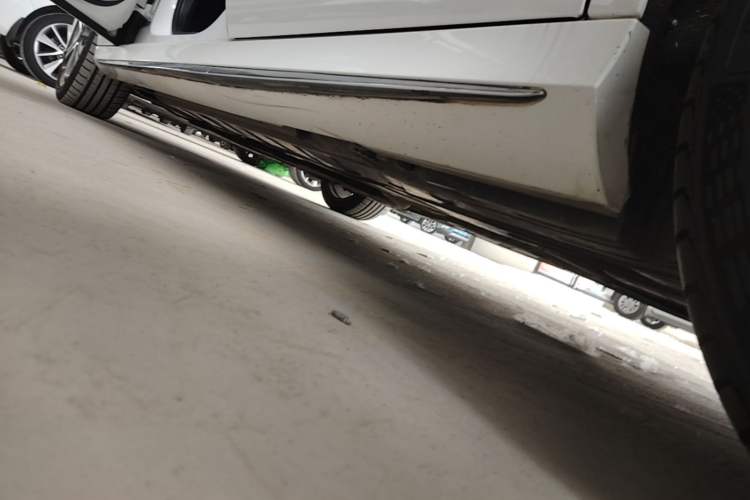 Used Mercedes-Benz E-Class 2016 E 300 L Sporty and Stylish Model Left Side Sill