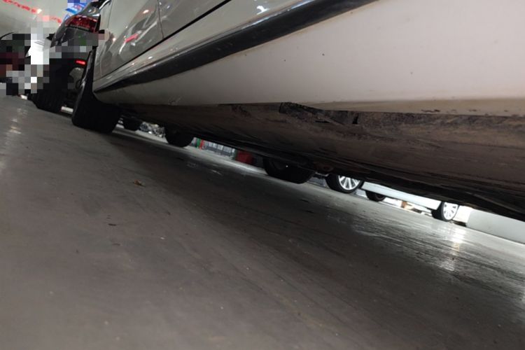 Used Mercedes-Benz E-Class 2016 E 300 L Sporty and Stylish Model Left Side Sill