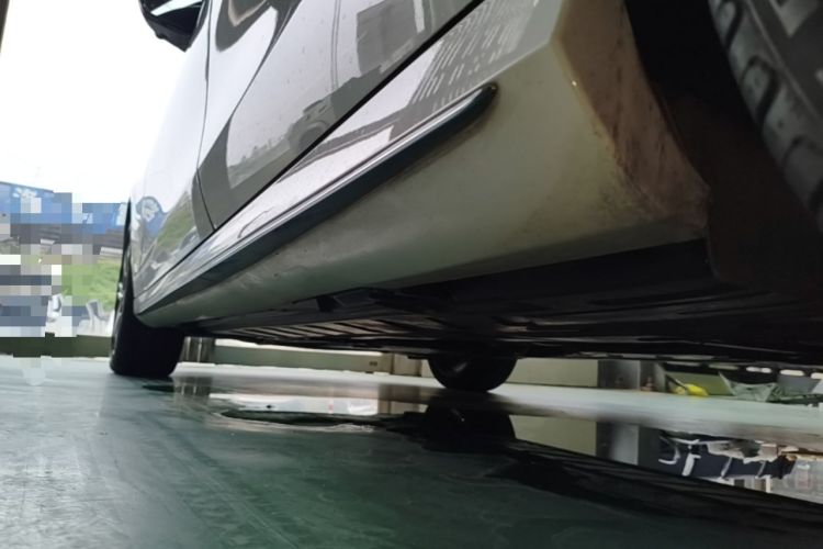 Used Mercedes-Benz E-Class 2016 E 300 L Sporty and Stylish Model Left Side Sill