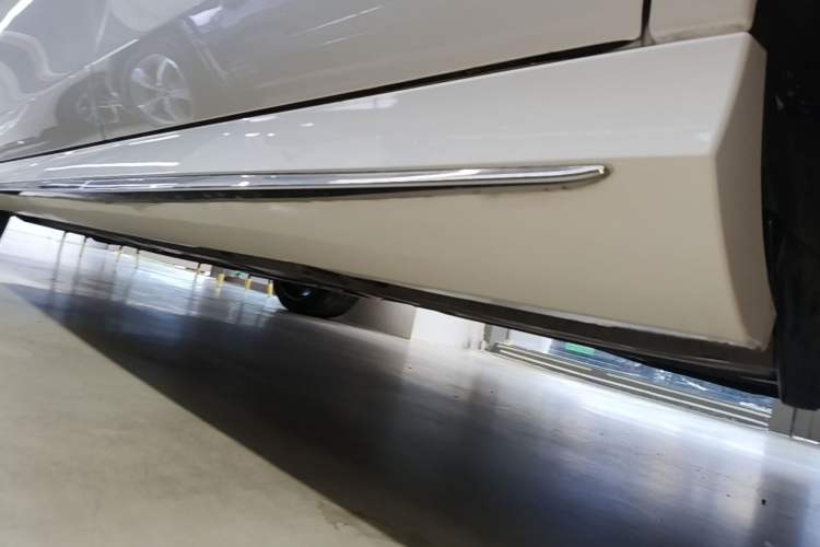 Used Mercedes-Benz E-Class 2016 E 300 L Sporty and Stylish Model Left Side Sill
