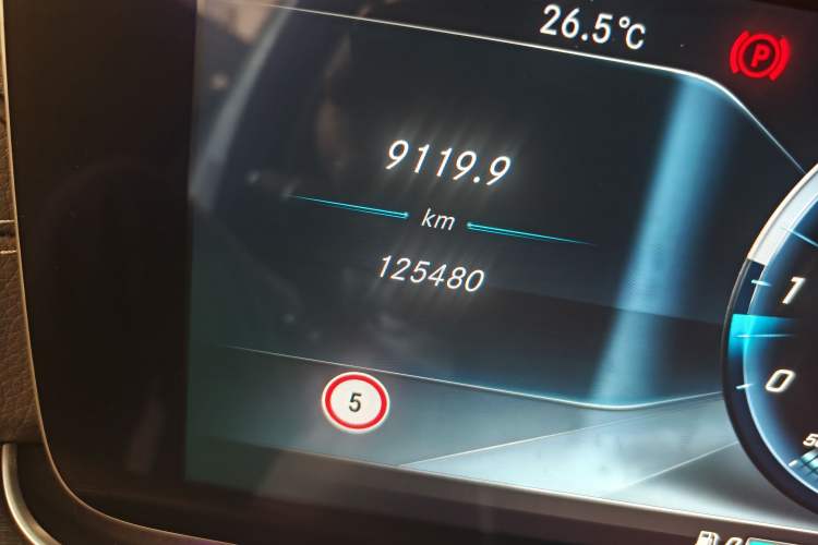 Used Mercedes-Benz E-Class 2016 E 200 L Sport Edition Odometer Close Up
