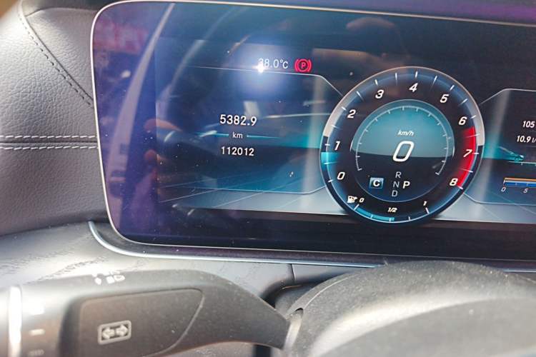 Used Mercedes-Benz E-Class 2016 E 200 L Sport Edition Odometer Close Up