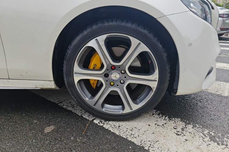 Used Mercedes-Benz E-Class 2016 E 300 L Sporty and Stylish Model Right Front Wheel Hub