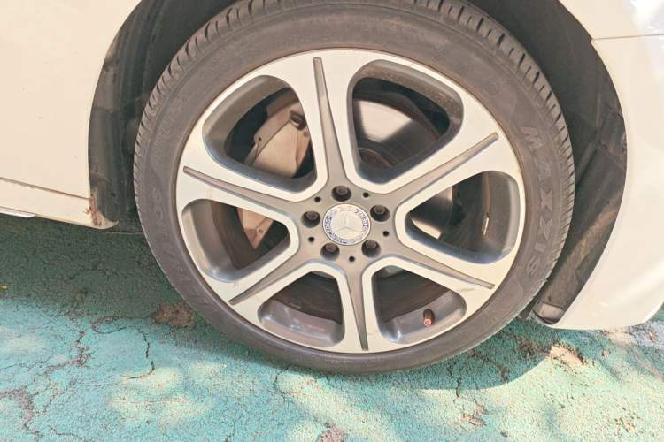 Used Mercedes-Benz E-Class 2016 E 300 L Sporty and Stylish Model Right Front Wheel Hub