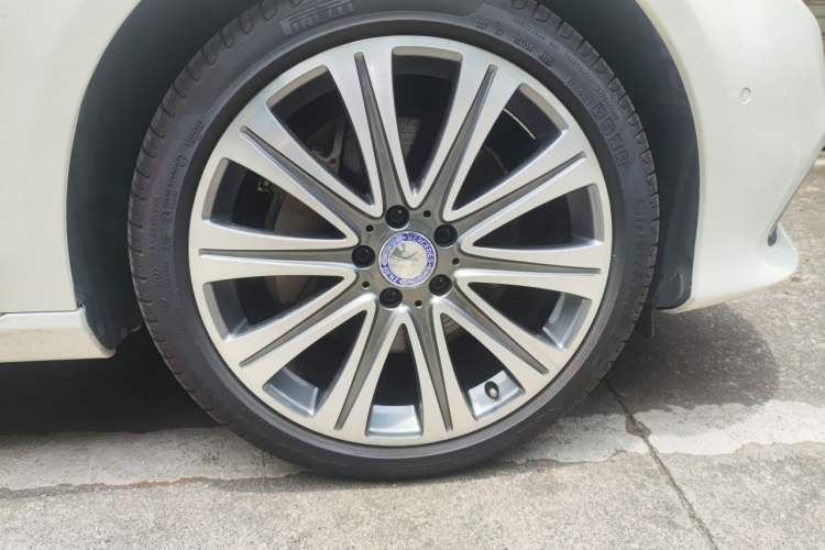 Used Mercedes-Benz E-Class 2016 E 300 L Luxury Model Right Front Wheel Hub