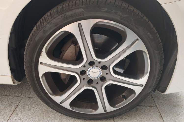 Used Mercedes-Benz E-Class 2016 E 300 L Sporty and Stylish Model Right Front Wheel Hub