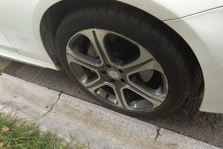 Used Mercedes-Benz E-Class 2016 E 300 L Sporty and Stylish Model Right Front Wheel Hub
