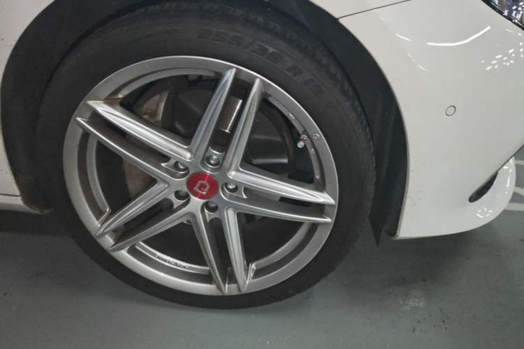 Used Mercedes-Benz E-Class 2016 E 300 L Luxury Model Right Front Wheel Hub