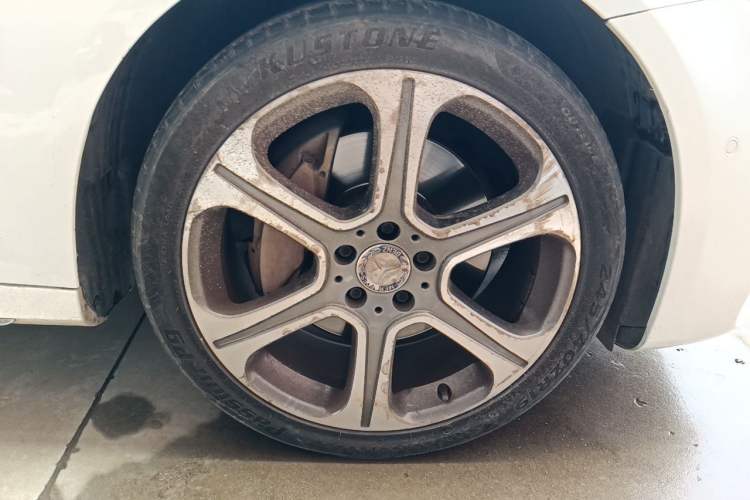 Used Mercedes-Benz E-Class 2016 E 300 L Sporty and Stylish Model Right Front Wheel Hub