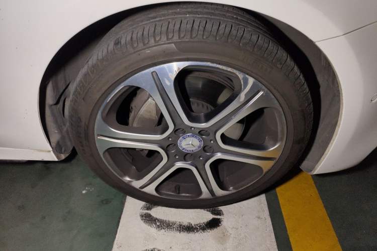 Used Mercedes-Benz E-Class 2016 E 300 L Sporty and Stylish Model Right Front Wheel Hub